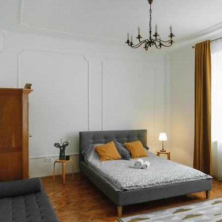 Sunny Apartments In The Center Of Chernivtsi Exterior foto