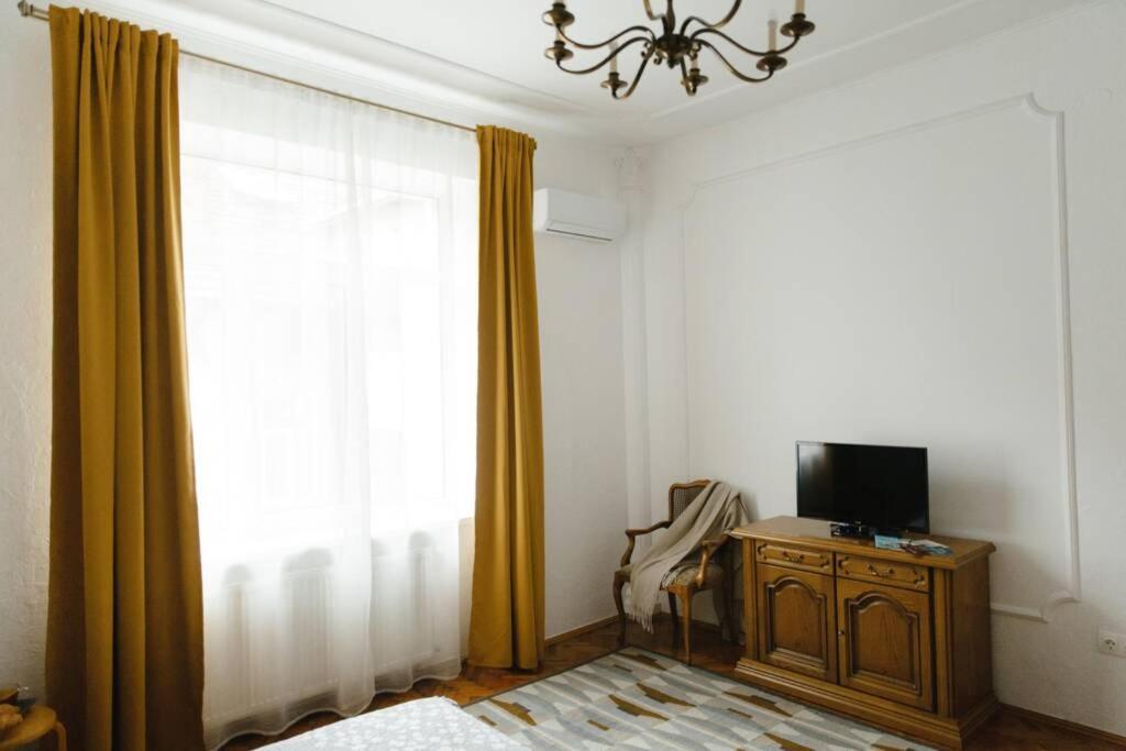 Sunny Apartments In The Center Of Chernivtsi Exterior foto
