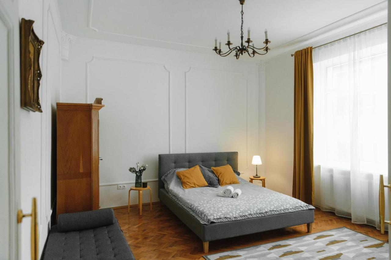 Sunny Apartments In The Center Of Chernivtsi Exterior foto