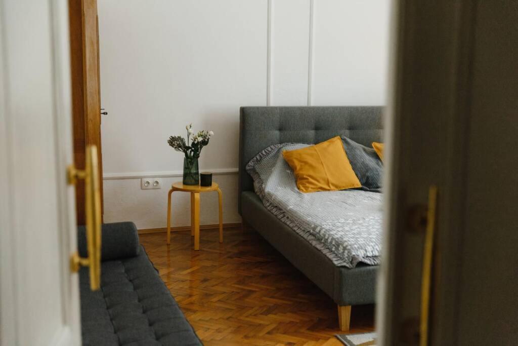Sunny Apartments In The Center Of Chernivtsi Exterior foto