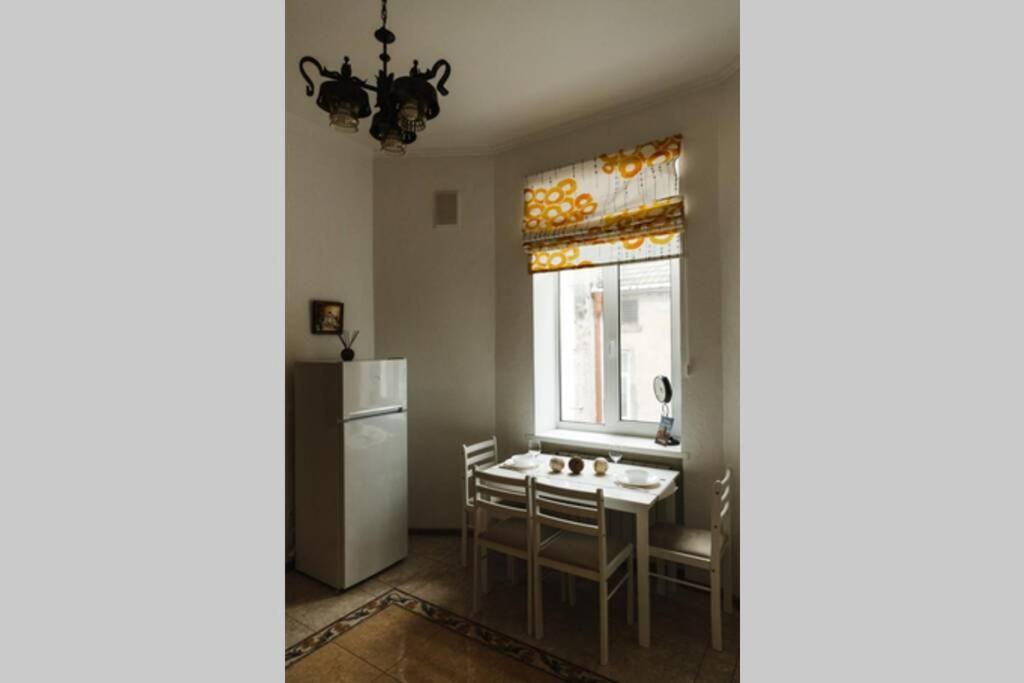 Sunny Apartments In The Center Of Chernivtsi Exterior foto