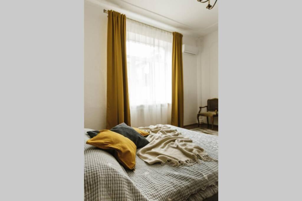 Sunny Apartments In The Center Of Chernivtsi Exterior foto
